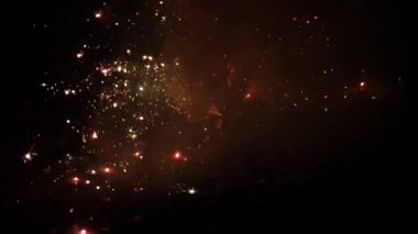Geceyi aydınlatan Havai fişeklerin ve ışıltıların manzarası