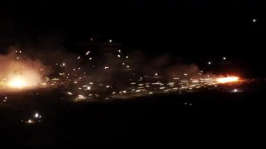 Cızırdayan Havai fişekler Gecenin karanlığında heyecan verici bir manzara