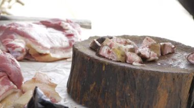 Taze kesilmiş et. İçeridekiler Sürece bakın.