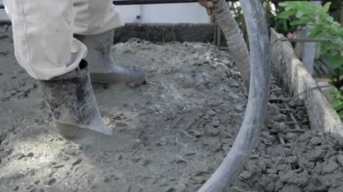 Islak Çimentoda Dururken İnşaat Alanında Bir Yolculuk