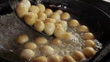 Taze kızarmış tahıl topları kızgın yağda cızırdıyor.