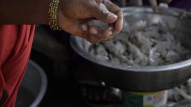 Taze bir yemek hazırlayan bir avuç balık.