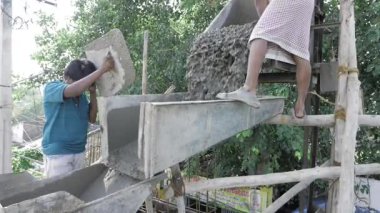 Verimli Çimento Karıştırma - İki İşçi Uzman Betonu Hazırlıyor