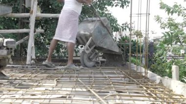 Kırmızı Etekli Çalışkan Adam El Arabası Kazıyor