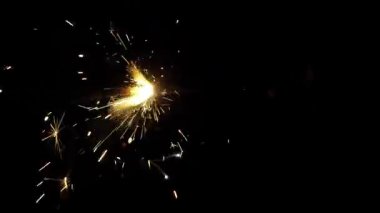 Parlak Alevli Havai fişekler Karanlık Gece Gökyüzünde Bir Gösterge