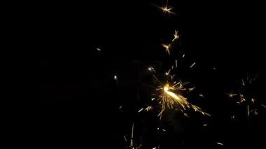 Canlı Havai fişekler Renk ve Işığın Büyüleyici Gösterisini Gösteriyor