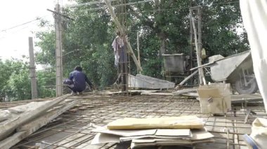 İnşaat Alanı - Üç Adam İnşaat Yapısı Çalışıyor