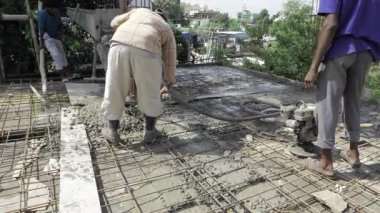 Güçlü Makine ile Çatı Yapımı Konulu Verimli İnşaat Çalışması