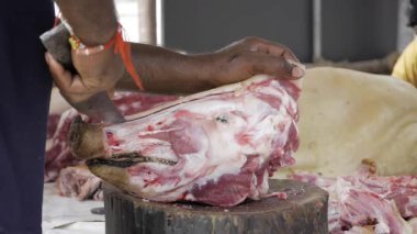 Usta Et Sanatı Yetenekli Kasap İş başında