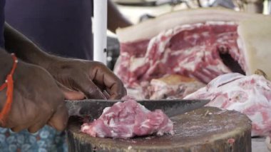 Yetenekli Eller Eti Kesiyor Yakın plan Görünümü