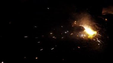 Koyu renk ve Aydınlıkta Patlayıcı Havai fişekler