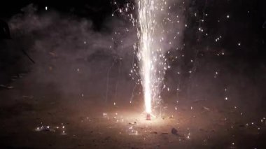 Karanlık Gecedeki Destansı Havai fişek Gösterisi Alevli Gözlük