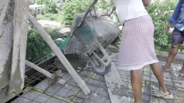 Verimli Çimento Karıştırma - Yetenekli İşçi İnşaat için Ağır Makineler Kullanıyor