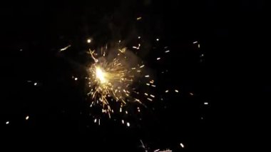 Parlak ve Parlak Ateş Dansında Görsel Bir Yolculuk