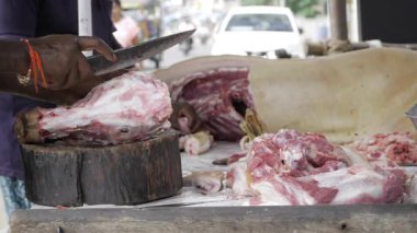 Ustaca Etçilik Hint usulü Domuz Kesme Sanatı