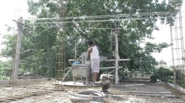 İlerleyen İnşaat İşçisi - Her Vuruşla Geleceği Hazırlama