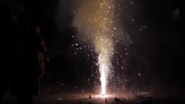 Fişek Atma Gösterisi Heyecan Gecesi ve Görkemli Işıklar