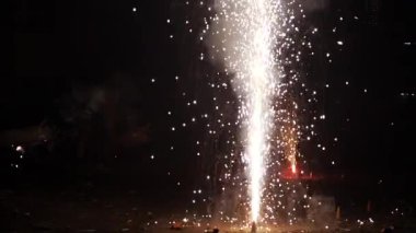 Parlak ve Parlak Bir Muhteşem Diwali Havai fişek Gösterimi
