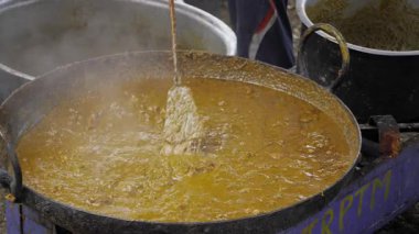 Çelik bir tencerede canlı Güney Hint körisi