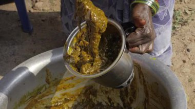 Elle karıştırılan yeşil garnitür kasede