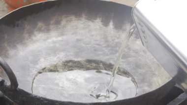 Su yavaşça bir kaseye akıyor Mutfakta bir sessizlik anı