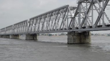 Suyun Üzerinde Çelik Köprü - Mühendisliğin Mucizesi