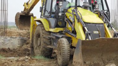 Güçlü JCB Crane toprağı eşeliyor