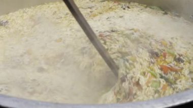 Kaynayan Güney Hindistan Lezzeti - Buharlı Pirinç Mükemmelliğe Pişirildi