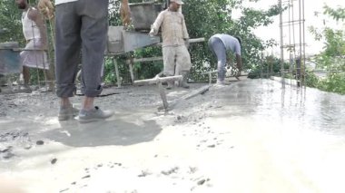 Üç İnşaat İşçisi İnşaat Alanında Sıkı Çalışıyor