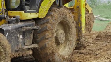 Büyüleyici Sürüngen Makinenin Kalbine Neşeli Bir Yolculuk