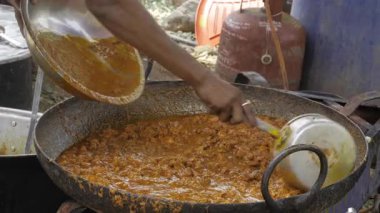 Bir tencere baharatlı köri karıştırıyorum.