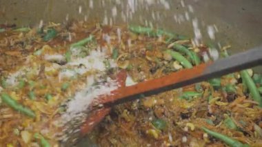 Hareketli Güney Hint Güveci - Tadı Alevli