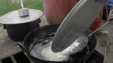 Kremalı Pirinç Kokteyli Siyah Çömlekte Karıştırıldı