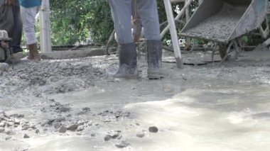 Ayakta Güçlü Durmak - İnşaat Alanında Çizmeler