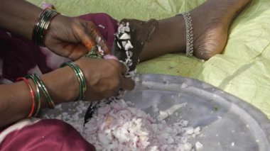 Uzman Eller Soğan Doğrama - Hassas Güney Hindistan Yemek Tekniği