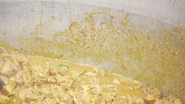 Bir tencerede kaynayan Güney Hint Köri 'si