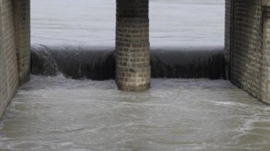 Zarif Erozyon - Köprünün Altında Bir Yolculuk