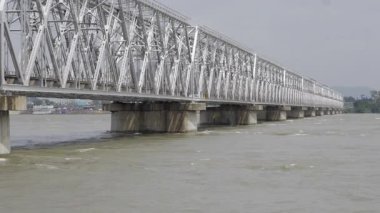 Dalgaların Üzerinde Muhteşem Çelik Köprü