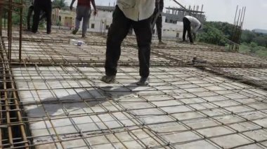 İnşaat İşçileri - Geleceği İnşa Etmek, Adım Adım