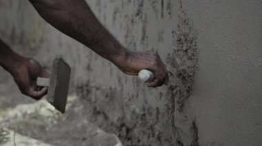 Çatlaklar ve Toprakla Bitmemiş Çimento Duvarı