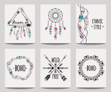 Soyut etnik el ilanları ile okları, dreamcatcher, tüy çerçeveler vektör ayarlayın. Boho tasarım broşür şablonları. Modern renkli kabile arka planlar.