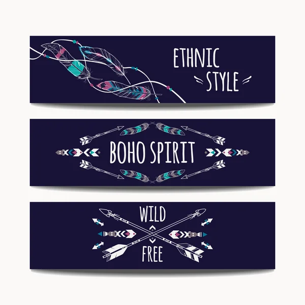 Vector uppsättning abstrakta etniska banners med pilar, fjädrar och geometrisk ornament. Boho broschyr mallar. Moderna färgstarka tribal bakgrunder. — Stock vektor
