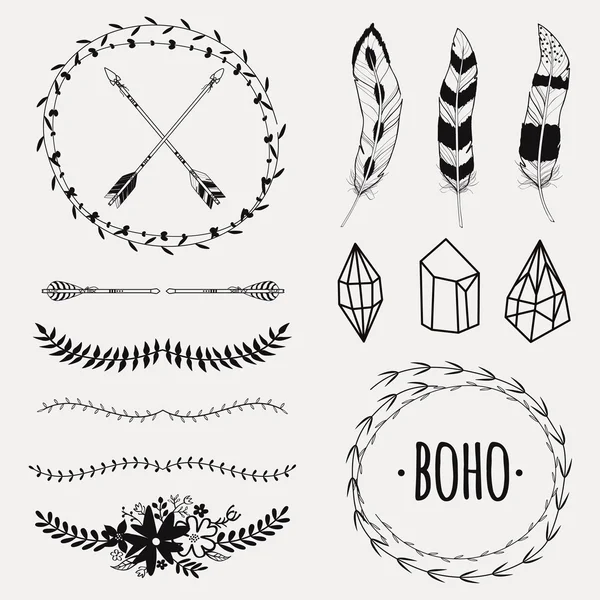 Etnis monokrom vektor diatur dengan panah, bulu, kristal, bingkai bunga, perbatasan. Gaya boho romantis modern. Templat untuk undangan, scrapbooking. Elemen desain hippie . - Stok Vektor