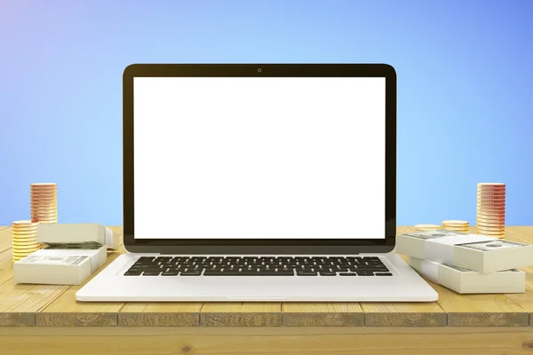 Lege witte laptop scherm op houten tafel met stapels munten een — Stockfoto