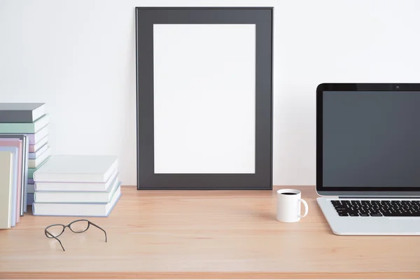 Marco de imagen en blanco en mesa de madera — Foto de Stock