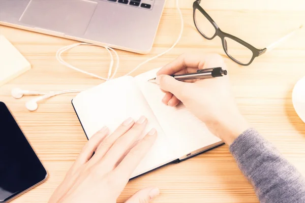 Meisje schrijft in dagboek — Stockfoto