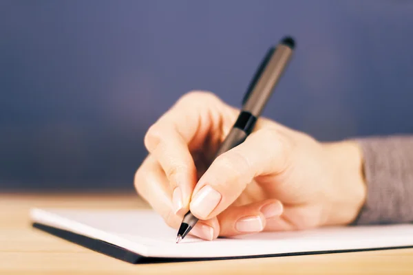 Girl writes notes in diary — Stock Photo, Image