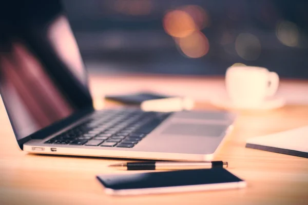 Laptop aberto, telefone celular e caneta — Fotografia de Stock