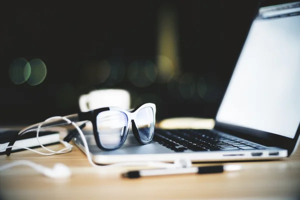 Brillen op geopende laptop — Stockfoto