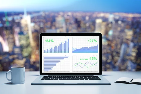 Estatísticas financeiras com gráficos de negócios no laptop — Fotografia de Stock